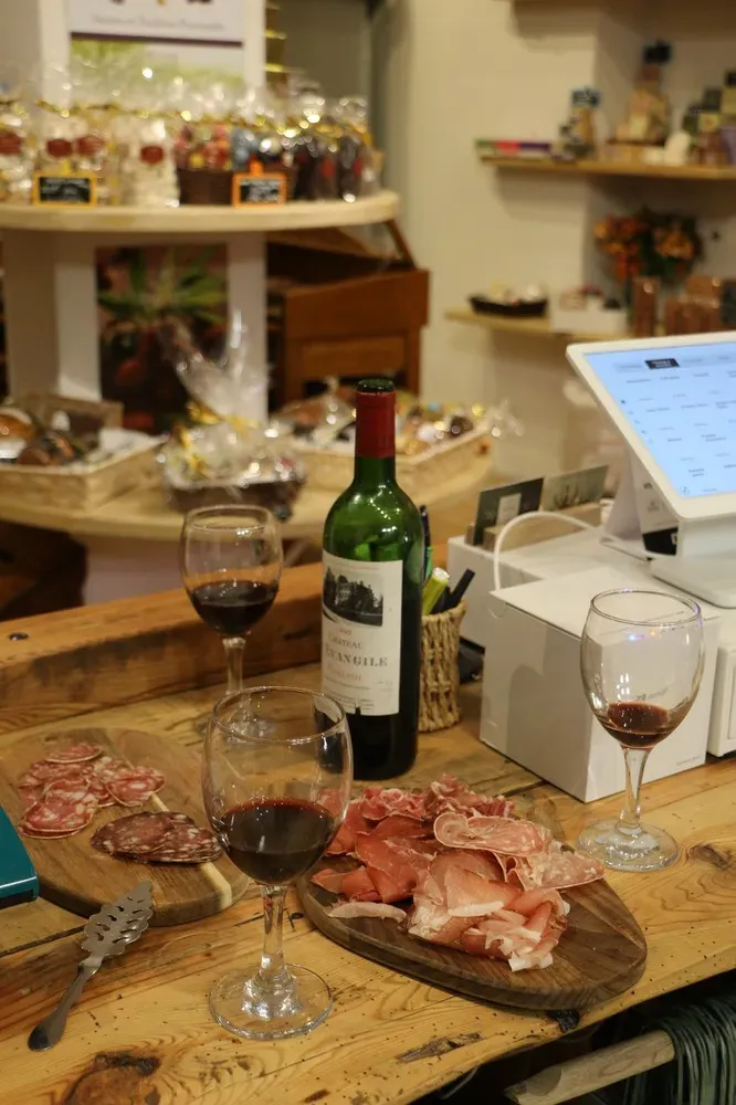 A new concept combining a grocery store and a wine bar