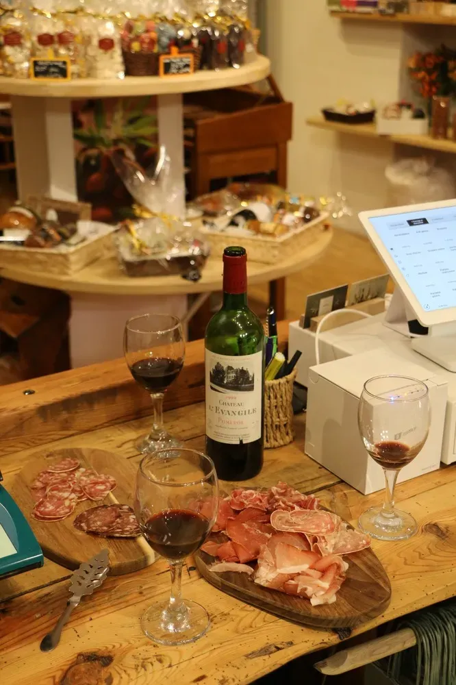 Nouveauté de fusion de l'épicerie et bar à vin